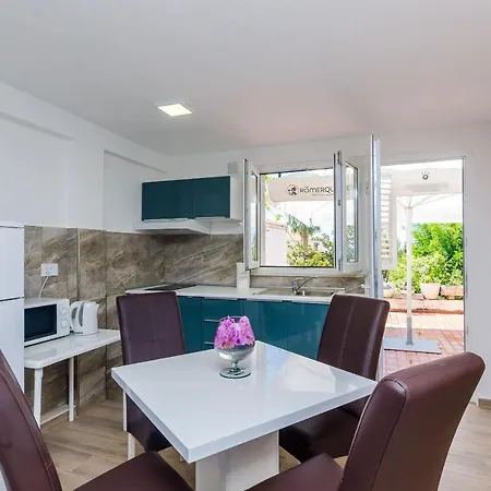 Apartament Paula - One Bedroom With Shared Terrace *